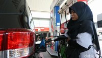 Pertamina menurunkan harga Pertamax Cs per hari ini pukul 00.00 WIB dini hari tadi. Besaran penurunan harga untuk masing-masing jenis BBM variatif alias tidak sama.