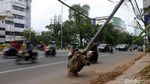 Duh! Ada Tiang di Pinggir Jalan Hayam Wuruk Nyender Nih