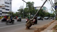 Begini penampakan tiang dengan kabel yang menjuntai rendah kebawah dibiarkan begitu saja di kawasan Jalan Hayam Wuruk, Jakarta, Sabtu (5/1/2019). Galian di wilayah tersebut merupakan galian saluran air yang menyebabkan tiang-tiang berantakan.