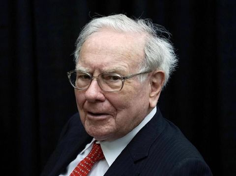 File Photo: Berkshire Hathaway CEO Warren Buffett plays bridge during the Berkshire annual meeting weekend in Omaha, Nebraska May 3, 2015. REUTERS/Rick Wilking/File Photo