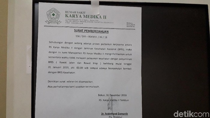 Pengumuman pemutusan kerja sama RS Karya Medika 2-BPJS Kesehatan akibat belum akreditasi. Foto: Rosmha/detikHealth Pengumuman pemutusan kerja sama RS Karya Medika 2-BPJS Kesehatan akibat belum akreditasi. Foto: Rosmha/detikHealth