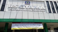 Selain itu, RS Citama Bogor pun memberitahukan pasien mengenai penghentian pelayanan pasien BPJS Kesehatan melalui sebuah banner besar yang diletakkan di depan pintu masuk. Foto: Kireina/detikHealth