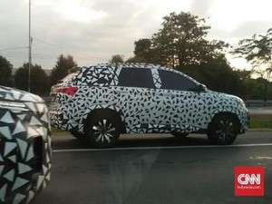 2 SUV Wuling Macet-macetan di Tol Cikampek
