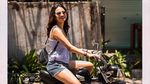Gaya Vanessa Angel di Antara Mobil-mobil Jerman dan Motor Kecil