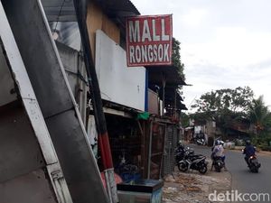 Untung-Buntung Belanja di Mal Rongsok