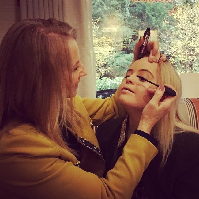 Tak hanya menjadi model untuk brand-brand lokal. Beberapa waktu lalu, ia bahkan terpilih menjadi brand ambassador merek kosmetik terkenal yakni Benefit. Foto: Dok. Instagram @kategrantmodel