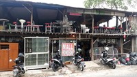 Di bagian depan bangunan, terpasang sebuah papan nama berwarna merah dan putih. Tulisannya: Mal Rongsok. Sesuai namanya, tempat itu memang menjadi pusat penjualan barang-barang bekas atau barang rongsok.