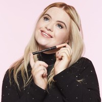 Dalam foto yang diunggah Benefit, Kate tampil cantik ketika mempromosikan produk eyeliner.  Foto: Dok. Instagram @benefitcosmetics