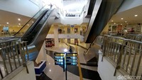 Bangunan ini memiliki 4 lantai dan dapat di akses melalui lift dan ekskalator.