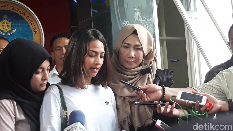 Soal Prostitusi Online di Surabaya, Pengacara Sebut Vanessa Angel Dijebak Soal Prostitusi Online di Surabaya, Pengacara Sebut Vanessa Angel Dijebak