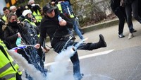 Dilansir dari situs Harvard dan Reuters, gerakan rompi kuning di Prancis merupakan gerakan populis akar rumput untuk keadilan ekonomi yang dimulai di Prancis pada Oktober 2018. Gerakan itu muncul setelah petisi online yang diunggah pada bulan Mei berhasil menarik hampir satu juta tanda tangan. Loic Venance/AFP