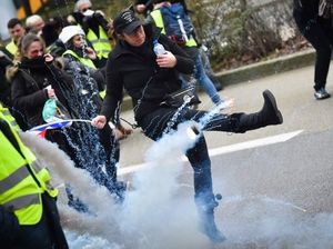 Tuntut Presiden Macron Mundur, Aksi Rompi Kuning Berujung Ricuh