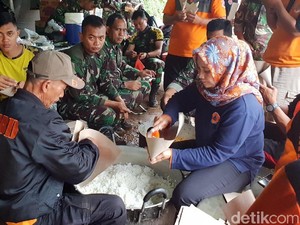 Melihat Kesibukan Suplai Konsumsi Relawan Longsor Kampung Adat