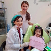 Seperti inilah penampilan Dr Marjan Nassiri saat sedang praktek sebagai dokter gigi. Kecantikan Dr Marjan inilah yang membuat para netizen khususnya pria berkelakar rela sakit gigi asalkan sering diperiksa sang dokter. Foto: Dok. Instagram @marjpotato 