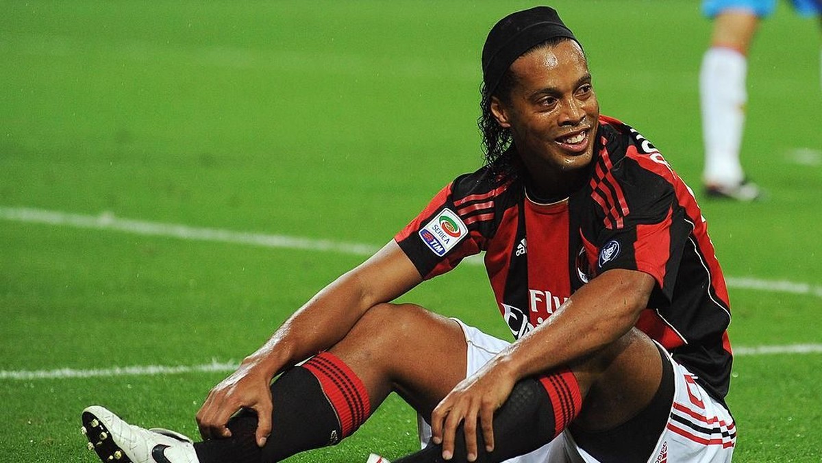 Momen Ronaldinho minta ampun ke lawan lalu kasih Jersey. (Foto: Valerio Pennicino/Getty Images)