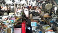 Jika dihitung jumlahnya, Agi memperkirakan jumlah barang-barang di tokonya mencapai puluhan ribu macam.