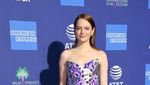 Selalu Cantik, Emma Stone Tampil Berbunga-bunga