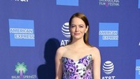 Paduan motif bunga berwarna biru dan ungu cocok dengan penampilan Emma Stone.  Foto: Getty Images