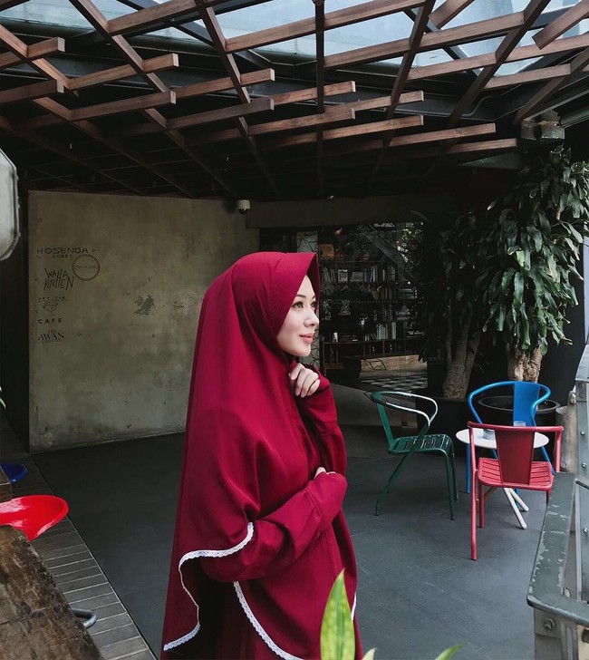 Ayana memiliki gaya yang khas. Ia senang tampil dengan warna warna feminin seperti merah muda, biru muda, hingga broken white. Soal fashion Ayana pernah ungkap dirinya hanya memakai busana yang ia rasa nyaman untuk dipakai. Foto: Dok. Instagram