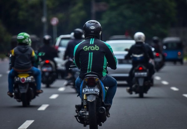 Bagi para pekerja malam, menjaga kewaspadaan dan keselamatan diri tetap menjadi hal utama, di samping usaha mencari rezeki yang halal.