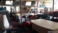 Agi pun menceritakan barang-barang itu didapatkannya dari hasil lelang bongkaran restoran atau kantor. Adapula orang-orang yang menjual barang bekasnya kepada Agi.