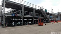 Kendaraan bermotor memiliki tempat parkir dengan 3 tingkat.