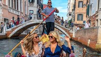 Bersama sahabatnya, Hofit sudah bikin iri sebagian traveler yang memimpikan liburan ke Venezia, dan juga beberapa destinasi mewah lainnya. (Instagram/@hofitgolanofficial)