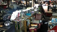 Beragam barang-barang bekas tersimpan rapi disana. Ada yang digantung, ditata rapi hingga berserakan di lantai bangunan.