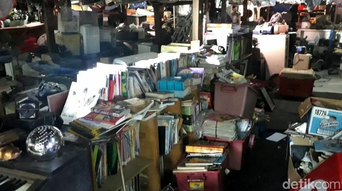 Ada sebuah tempat yang unik di kawasan Depok. Tempat itu menjadi pusat penjualan barang-barang bekas atau barang rongsok. Penasaran?