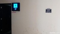 Toilet disediakan di setiap lantai dengan kebersihan yang terjaga.