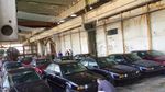 BMW Dibiarkan Berdebu di Dalam Gedung Tua