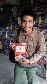 Masih Ada Anak Muda yang Pilih Cara Offline Cari Buku di Kwitang