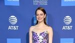 Selalu Cantik, Emma Stone Tampil Berbunga-bunga