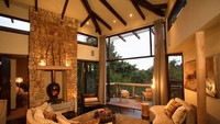 Setiap tree house suite di Tsala Treetop Lodge, Plettenberg, Afrika Selatan dilengkapi dengan jendela yang besar, balkon dan kolam renang (Tsala Treetop Lodge/CNN)