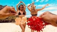 Hofit juga kerap membagikan foto liburannya yang seksi-seksi, seperti yang dia lakukan bersama sahabatnya, Maja Malnar di Maldives. (Instagram/@hofitgolanofficial)