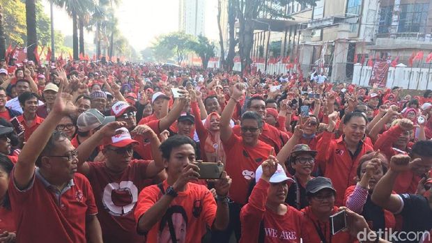 Saat Hasto Koreksi Pose '2 Jari' Peserta Acara PDIP