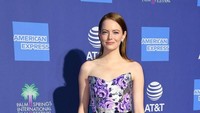 Di sepanjang red carpet, ia tampak cantik dengan pakaian serba floral.  Foto: Getty Images