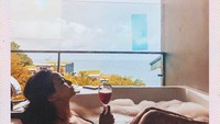 “Got up thank the Lord for the day ￼￼￼,” tulis Vanessa di keterangan foto. Ia nampak menikmati berendam di Uluwatu.Foto: Instagram vanessaangelofficial