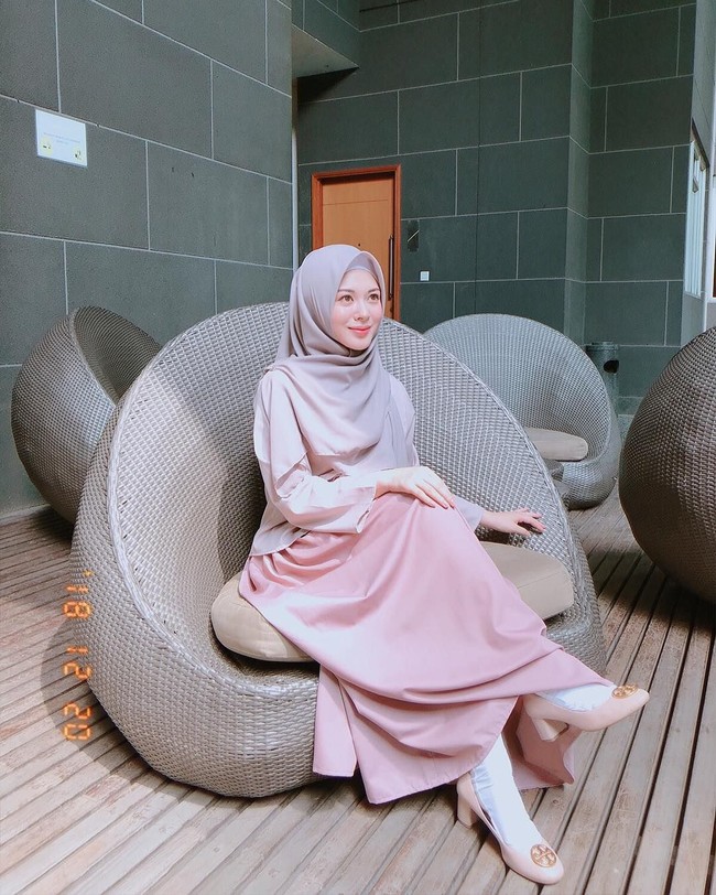 Menurut wanita yang memeluk agama Islam di tahun 2012 itu, yang terpenting dari berpakaian adalah menutup aurat dan nyaman. Kini, ia sering tampil dengan hijab menutup dada. Foto: Dok. Instagram