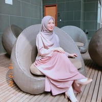 Menurut wanita yang memeluk agama Islam di tahun 2012 itu, yang terpenting dari berpakaian adalah menutup aurat dan nyaman. Kini, ia sering tampil dengan hijab menutup dada. Foto: Dok. Instagram