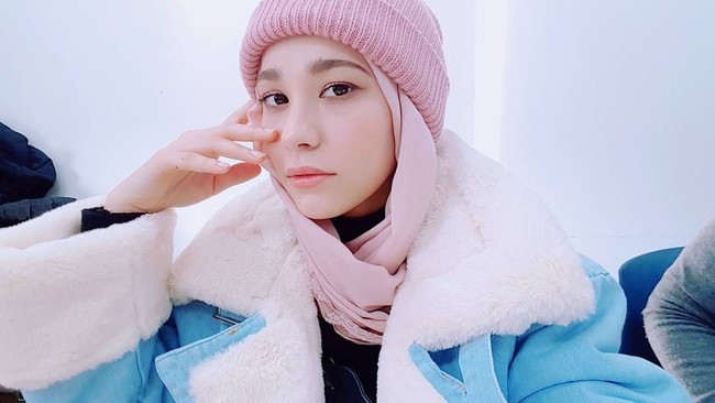 Saat mengunggah foto di Instagram, ia bisa menggunakan dua bahasa yaitu Arab dan Korea. Bahkan, ia sempat beberapa kali menulis pakai bahasa Indonesia karena banyak followers-nya berasal dari Indonesia. Foto: Dok. Instagram