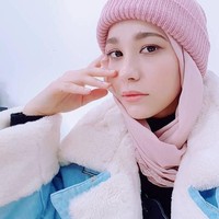 Saat mengunggah foto di Instagram, ia bisa menggunakan dua bahasa yaitu Arab dan Korea. Bahkan, ia sempat beberapa kali menulis pakai bahasa Indonesia karena banyak followers-nya berasal dari Indonesia. Foto: Dok. Instagram