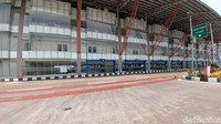 Gedung utama terminal dari luar terlihat besar dan elegan.
