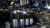 Jika penasaran ingin membeli barang-barang di Mal Rongsok milik Agi, maka siapkanlah dana mulai dari Rp 500 untuk baut-baut bekas, hingga Rp 15 juta untuk sebuah genset dan mobil tua yang sudah bekas.