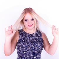 Kesuksesan Kate tentu tak lepas dari peran sang ibu yang selalu mendukung. Deidre pun sengaja untuk mendadani Kate dengan cantik dan memasukkannya ke kelas modeling sehingga bisa lebih percaya diri. Foto: Dok. Instagram @kategrantmodel