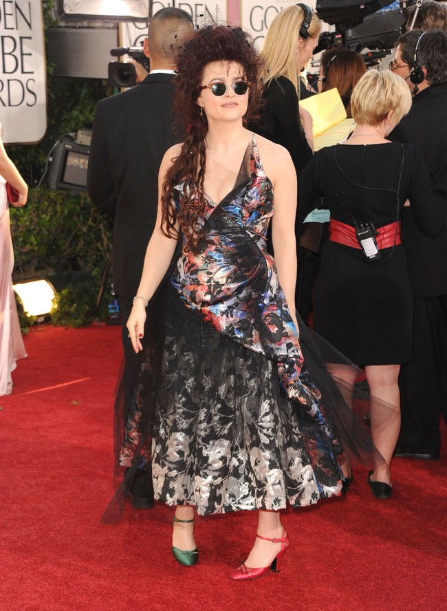 Pada Golden Globes 2011, Helena Bonham Carter seperti gadis mabuk dengan gaun yang berbeda bahan, dua sepatu warna berbeda dan rambut berantakan. Foto: Dok. Getty Images