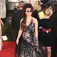 Pada Golden Globes 2011, Helena Bonham Carter seperti gadis mabuk dengan gaun yang berbeda bahan, dua sepatu warna berbeda dan rambut berantakan. Foto: Dok. Getty Images
