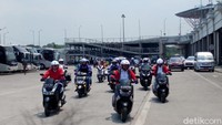 Menteri Perhubungan Budi Karya Sumadi memilih menghabiskan akhir pekannya dengan konvoi berkendara sepeda motor bersama para driver Go-Jek.