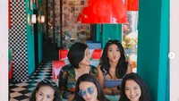 Wanita berambut panjang ini terlihat sering habiskan waktu di Bali. Bersama Febby Febiola dan sahabat lainnya, ia mampir makan bareng.Foto: Instagram vanessaangelofficial