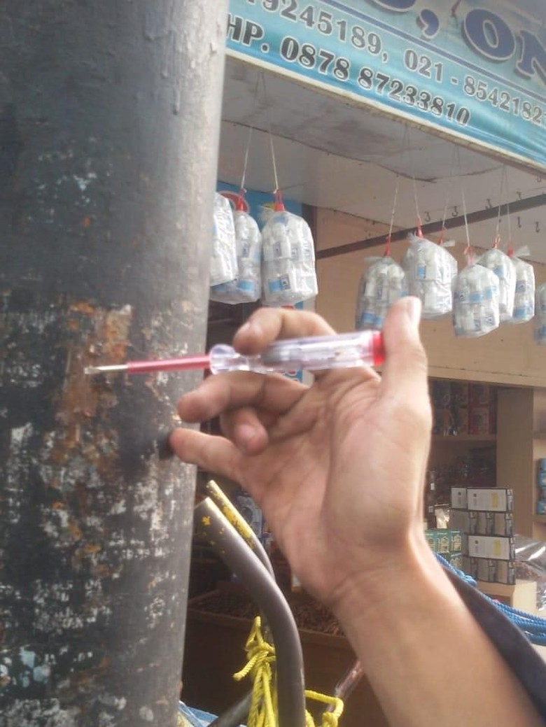 Penjelasan PLN soal Kabel Tiang Listrik di Tanah Abang Korsleting Penjelasan PLN soal Kabel Tiang Listrik di Tanah Abang Korsleting